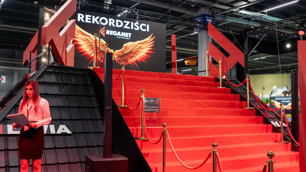Przygotowania do gali wręczenia nagród “Rekordziści Regamet” podczas targów DACH FORUM 2025 w Kielcach
